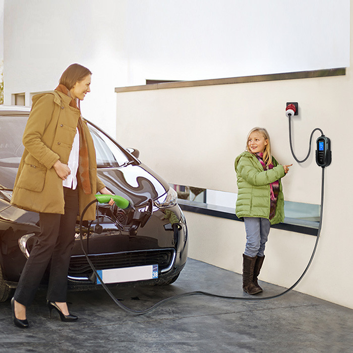 Qoltec Mobile EV Electric Car Charger with 2in1 Type 2 Adjustment | 11kW | 400V | CEE 32A | Wifi | TUYA | SMART LIFE | LCD | Portable | 5m